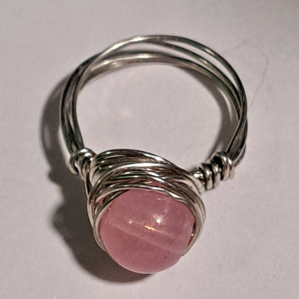 silver color wire ring with pink stone / bead